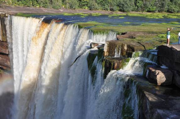 Observando de perto Kaiteur Falls, na Guiana